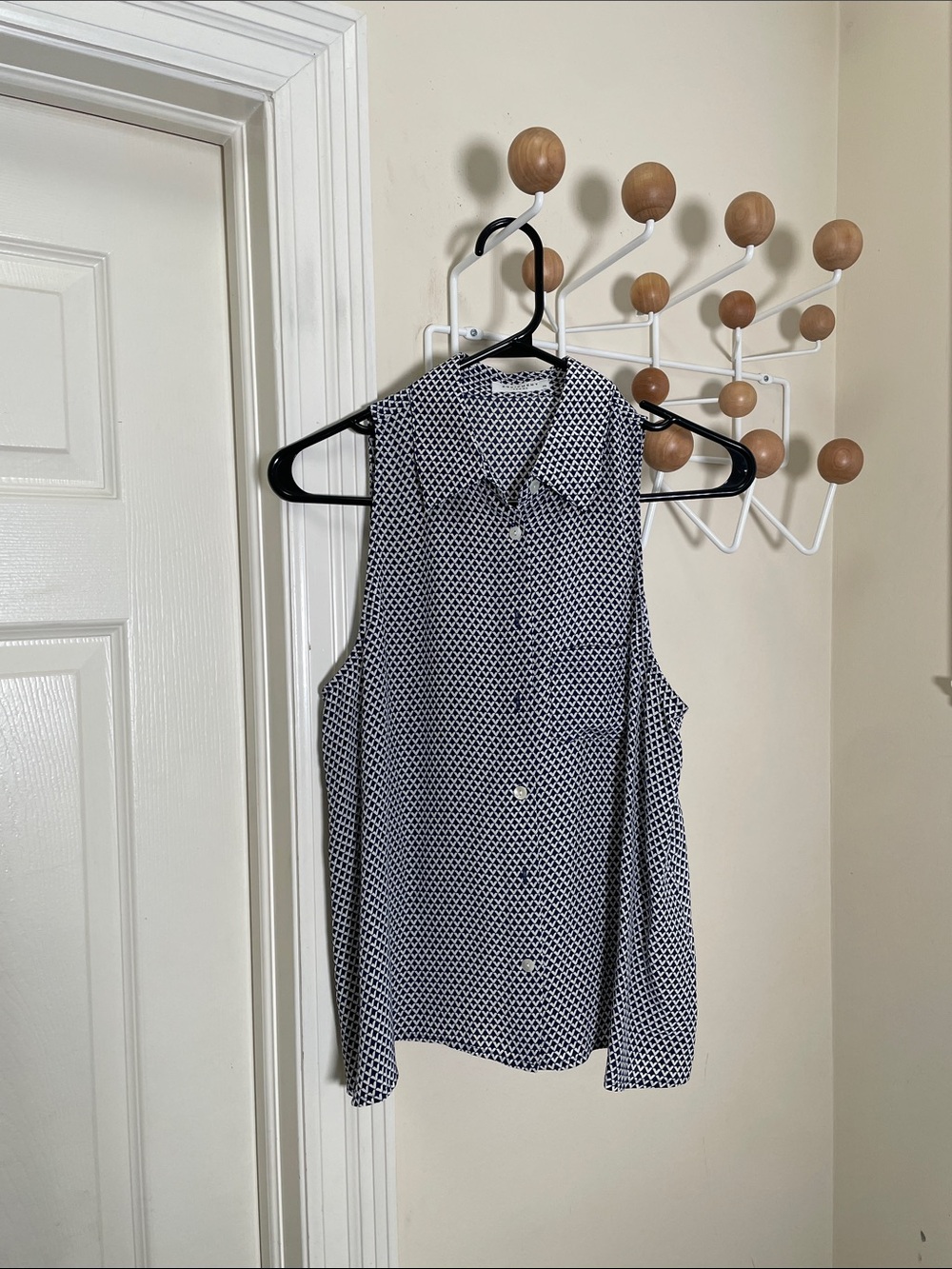 Equipment Femme Silk Sleeveless Geo-Print Button Down Shirt Navy White XS